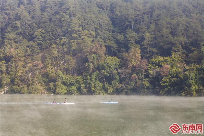 伴随着晨雾，皮划艇 运动员向终点进发。董观生摄.jpg