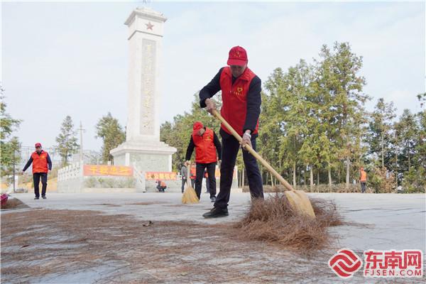 老兵们认真清扫烈士陵园。拍摄：吴丹.jpg