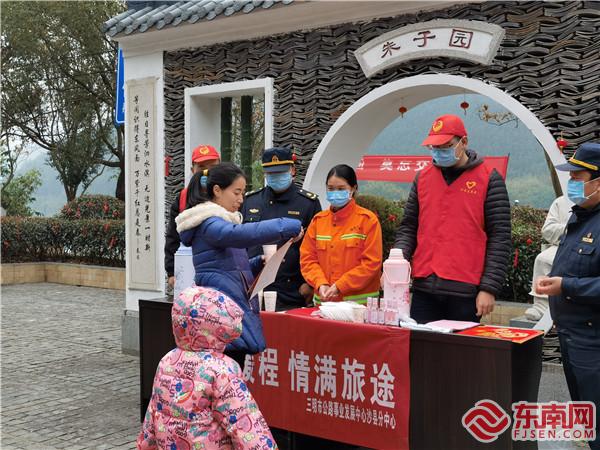 沙县公路中心志愿者向司乘人员赠送新春礼品（陈煜玲摄）.jpg