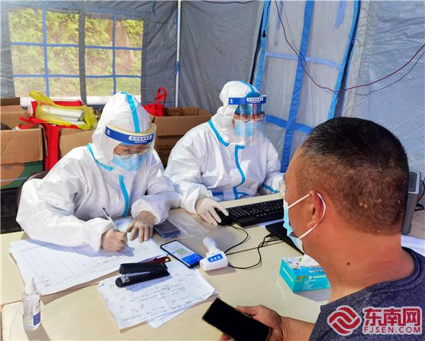 陈珏（左一）正在进行信息录入 （明溪县胡坊镇供图）.jpg