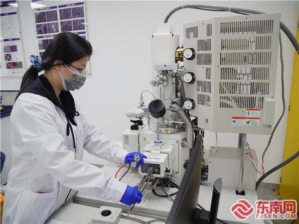 永清石墨烯研究院工作人员在检测产品。刘惠萍 摄.jpg