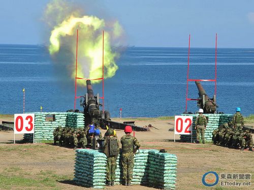 台军进行天雷操演37门重炮一字排开震撼力十足