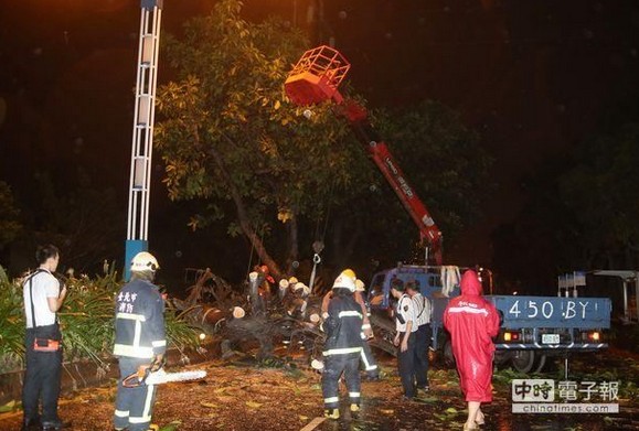 台风“苏力”挟强风豪雨袭台已致1死21伤（图）