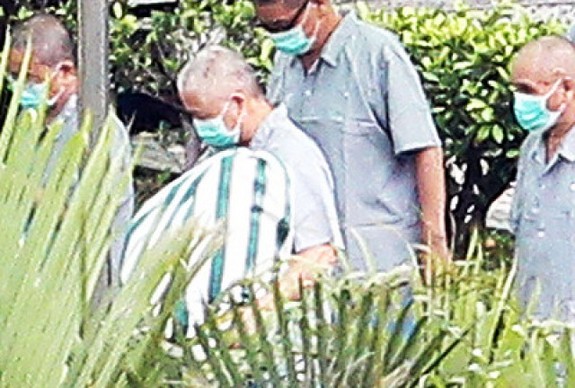 受惠軍審歸司法  郭力恆出獄 因獵雷艦軍購弊案被軍法判無期徒刑的前海軍武獲室上校郭力恆（左2），今年8月移轉台北監獄服刑後，向台灣高等法院聲請減刑獲准，並由於服刑期滿，已於12月初出獄。（檔案照片）中央社                             102年12月17日