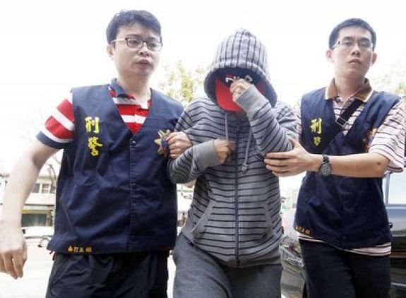 涉蟲信 林女移送雄檢（2） 郵寄麵包蟲信件恐嚇藝人蕭敬騰的賴姓男子嫌犯落網，賴嫌的女友（中）12日下午移送高雄地檢署。中央社記者董俊志攝                103年3月12日