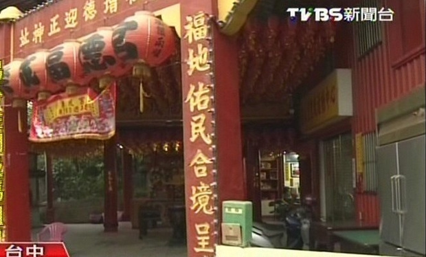 两男子争风吃醋一人当街被砍沿路求救表情痛苦