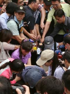 台北地铁砍人血案头七凶嫌父母跪地致歉（图）