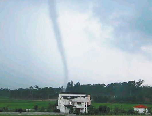 台中遭罕见龙卷风突袭当地居民忆120秒惊魂（图）