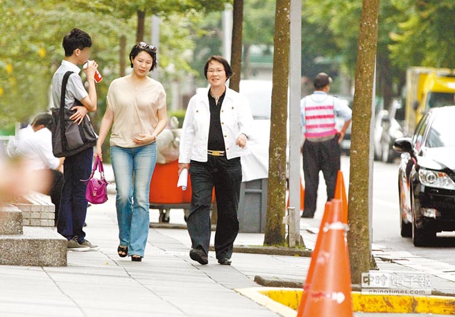 台湾女民意代表“断背”？与女主播过夜