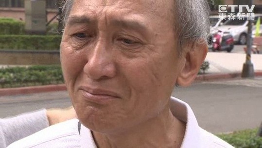 网友酸过头，老里长选后被逼落泪