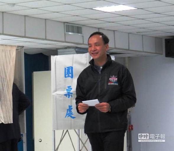 朱立伦昨到到三重投下党主席票，面容轻松愉快。(台媒图)