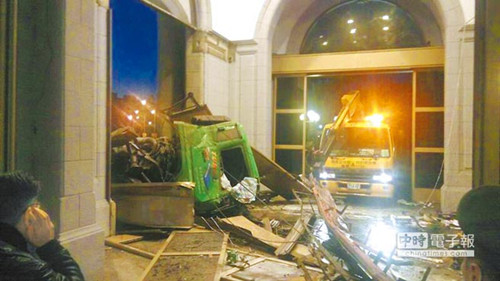 台男子驾车冲撞马英九办公室受审辩称无杀人意图