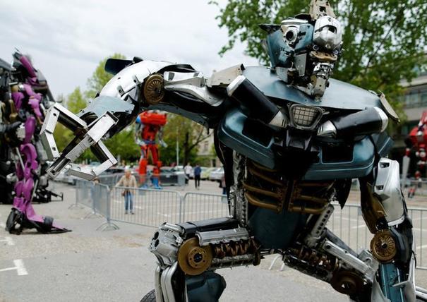 艺术家用报废汽车零部件打造炫酷“变形金刚”