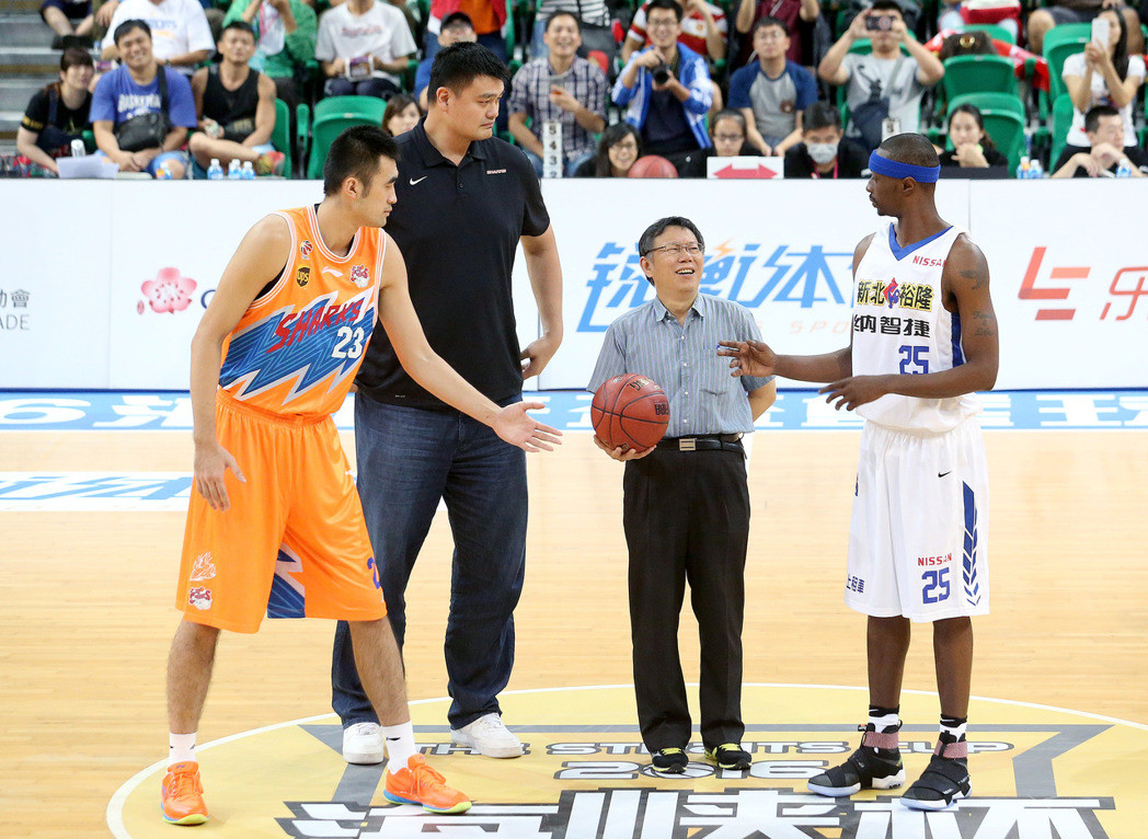 柯文哲与姚明同开球 形成最萌身高差(图)