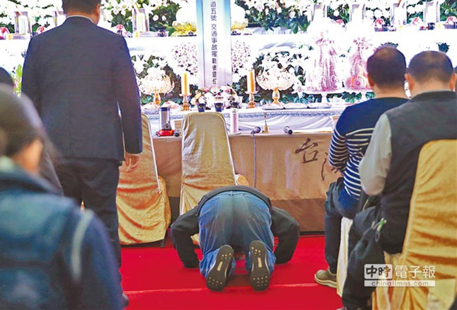 台游览车事故罹难者头七法会 旅行社负责人下跪致哀