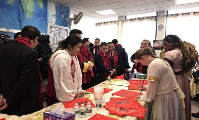 美国青年参加纽约闽籍侨团挥春活动手握毛笔感受中国书法魅力