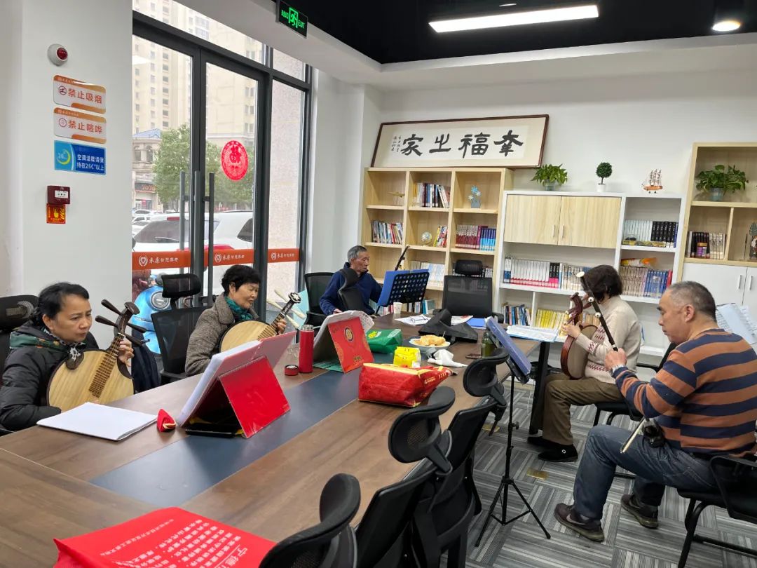 没有离去的老人们聚集在一起搓起了麻将，拉起了二胡1 阮琳钧 郑霄 叶伏国 供图.jpg