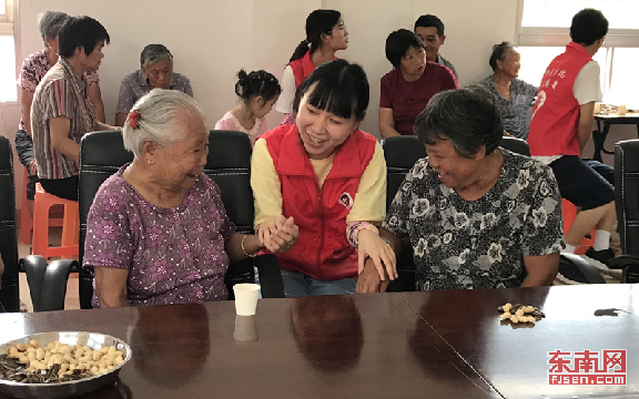 厦门集美：大学生志愿者到黄地村 为60岁以上老人送去服务