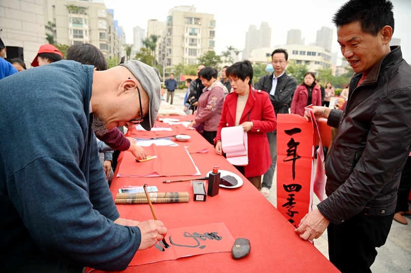 书法家为市民写春联（拍摄 冯立东）.JPG