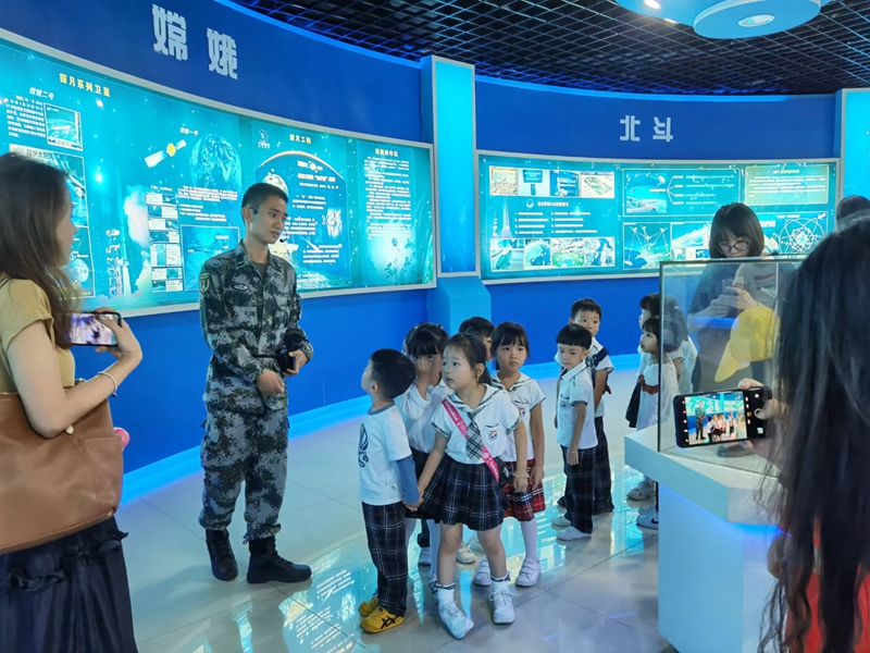 小朋友们参观航天科技展览馆.jpg